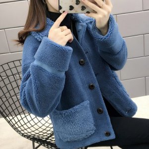 羊剪绒大衣是大家很喜欢穿的一款衣服 羊剪绒大衣的优缺点