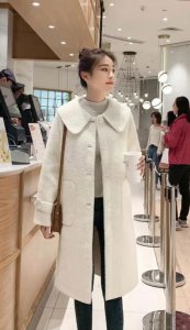 随着天气越来越冷 呢子大衣配什么裤子好看？