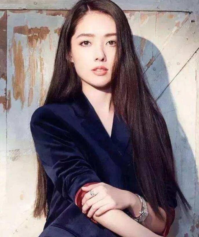 黑长直发而相对羊毛卷而言,40岁以上女性如果偏爱卷发不妨可以尝试一