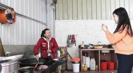 玩起直播的农民网红 每天视频播放量约200万次
