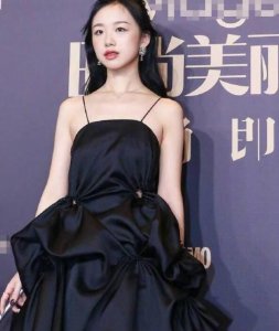 阿沁分手后首亮相 有一种笑不出来的感觉让人心疼