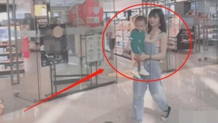 最年轻姥姥火了 穿着时髦抱着孩子逛街超美