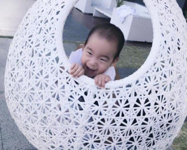 谢楠儿子撩小姐姐 对镜一脸灿笑十分可爱