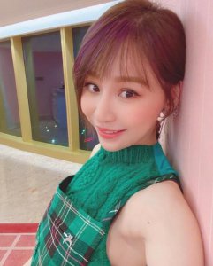 王心凌晒自拍 穿绿色无袖上衣扎马尾十分甜美清新