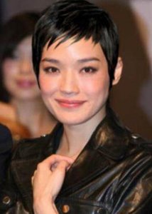 很多人都只关注脸上的妆容和身上的搭配 什么人适合短发发型女生？