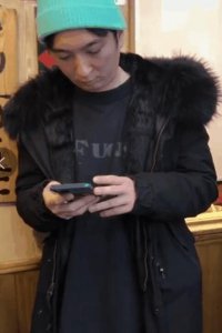 王思聪排队吃拉面 带着绿帽低头玩手机十分低调