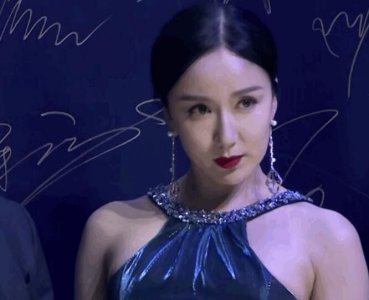 娄艺潇回应红毯转圈：因为裙子转起来才好看