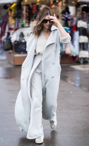 对于女生而言 上半身比较壮的女生适合穿什么衣服？