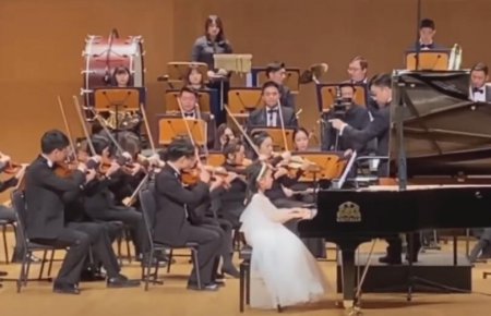 甜馨参加音乐会表演 一身纯白公主裙端庄优雅好看