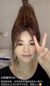 Ella发搞怪视频 不时飞吻活泼可爱十足
