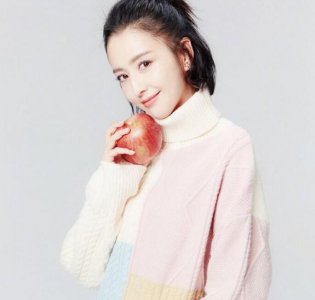 佟丽娅晒圣诞美照 温婉笑容优雅美好气质满分