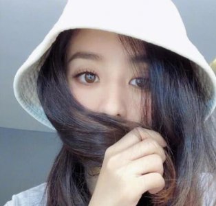 赵丽颖眼睛发炎 眼睛一大一小头发侧分刻意遮挡