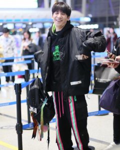 大张伟傻笑表情包 与妻子现身机场引发众人关注