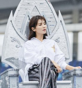 刘涛雨中彩排照曝光 女王范闪耀夺目气场足