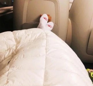 张馨予回应高铁脱鞋 获网友集体支持：没必要解释