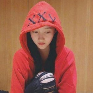 关晓彤穿鹿晗卫衣 两人偷偷发糖恩爱甜蜜十足