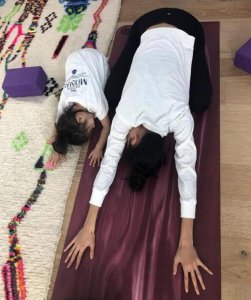 秦舒培晒女儿近照 母女俩同款动作练瑜伽萌态十足
