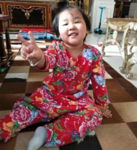 郭德纲小儿子近照 顶着西瓜头对镜比耶可爱十足