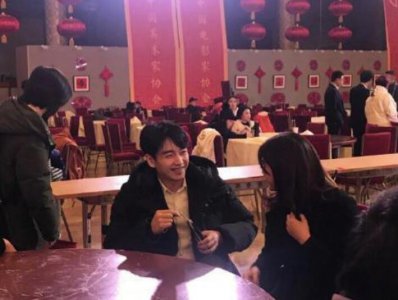 陈晓陈妍希同框 全程手拉着手甜笑恩爱十足