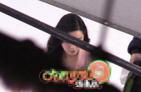 范冰冰深夜开工 身穿一件粉色外套少女感十足