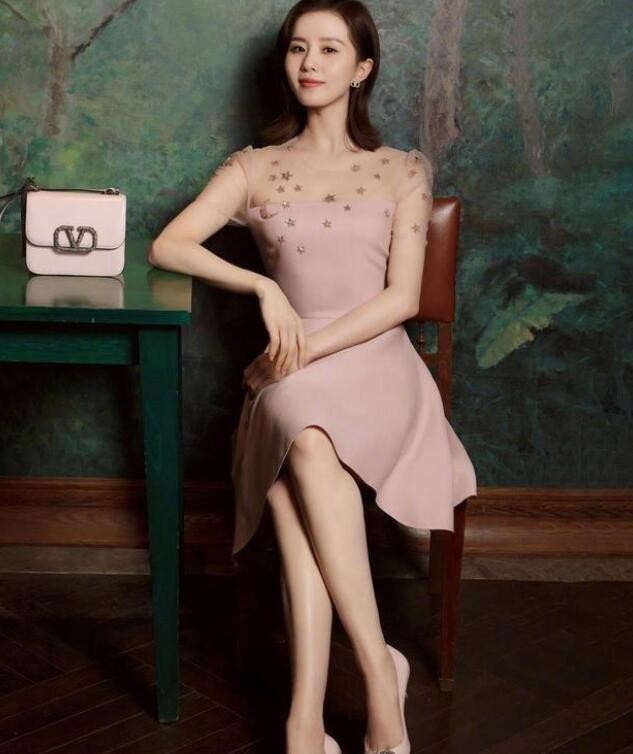 刘诗诗晒美照 一身粉色连衣裙仙气十足少女感满满