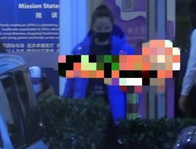 靳东妻子罕见现身 素颜出镜皮肤细腻白皙似少女