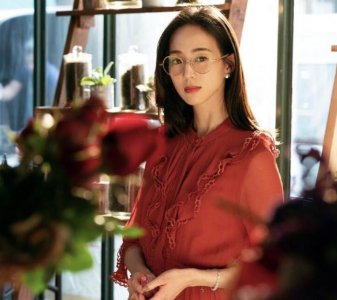 张钧甯玫瑰红长裙 长发披肩带着眼镜超有文艺范儿