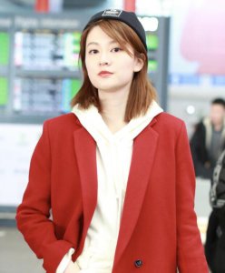乔欣着红装迎新年 肤白貌美气色佳青春感爆棚