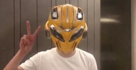 刘昊然炫耀头盔 全程醉心于演示头盔的酷炫十分逗趣