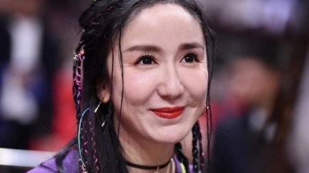 娄艺潇生图曝光 五官有些僵硬眼角纹也很多