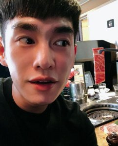 欧阳妮妮张书豪同游 二人一同吃烧肉感情稳固恩爱