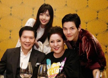 向太郭碧婷共同庆生 一家四口笑容洋溢画面温馨