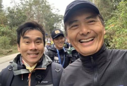 周润发跑步被偶遇 主动拿起相机自拍亲和力十足