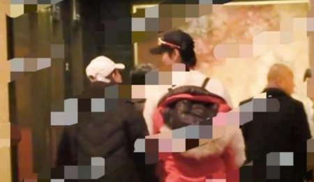 窦骁何超莲深夜会友 不时甜蜜对视恩爱十足