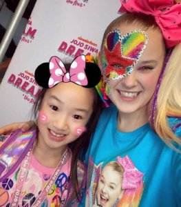 吴尊带女看演唱会 NeiNei一袭粉装扮可爱甜美