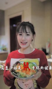 马蓉录视频送祝福 身穿红色卡通卫衣简单朴素大气