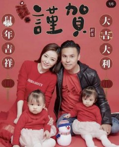 熊黛林晒全家福 夫妻俩互相依偎恩爱甜蜜