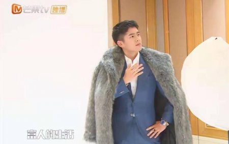 刘昊然穿貂皮大衣 带大金链一举一动尽显霸总气质