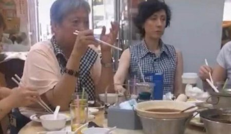 洪金宝与爱妻游泰国 与家人一同吃饭聊天幸福满满
