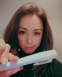 49岁酒井法子近照曝光 皮肤白皙紧致状态依旧年轻