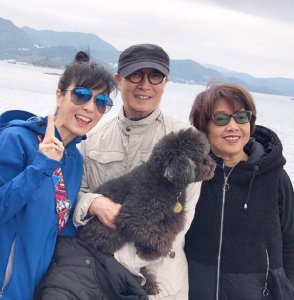 刘松仁爬山吃早茶 笑容满面精神奕奕气色好
