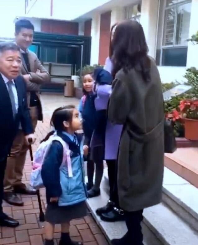 黎姿接女儿放学