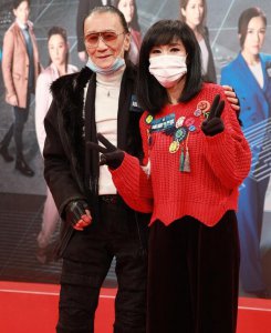谢贤公开亮相 戴着帅气的墨镜依然精神焕发
