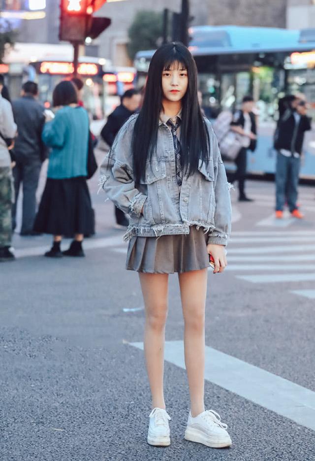 在开启冬季模式后小白鞋衣服穿搭图片