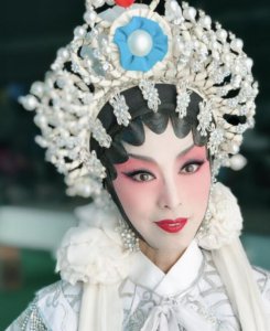 65岁米雪晒京剧造型 皮肤光滑细致保养非常好