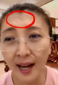 闫学晶额头伤疤明显 五官立体清秀美丽依旧