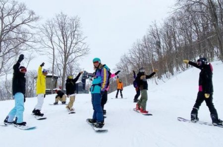 王思聪带前女友赴日滑雪 与好友开心玩耍疑复合