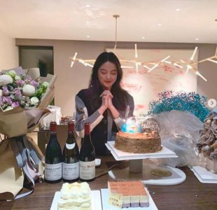 华谊千金王文也庆生 一桌子的鲜花蛋糕场面华丽
