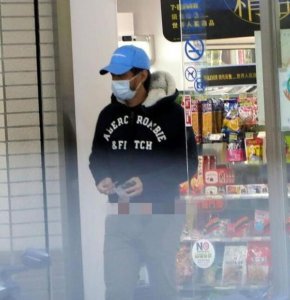 冯德伦逛菜市场 打扮异常朴素让人难以认出是本人