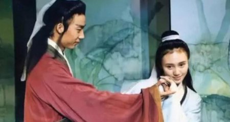袁泉大学演出照曝光 五官精致立体从小气质不凡